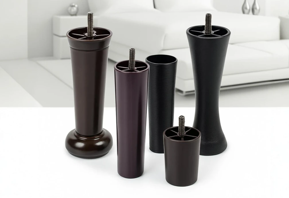 Fotografía de línea plástica de accesorios – variedad de componentes para camas y sofás como patas, esquineros y soportes